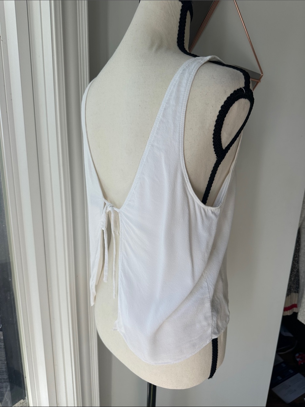 WILFRED FREE ARITZIA White V-Neck Tank Top Tie Back Size Small